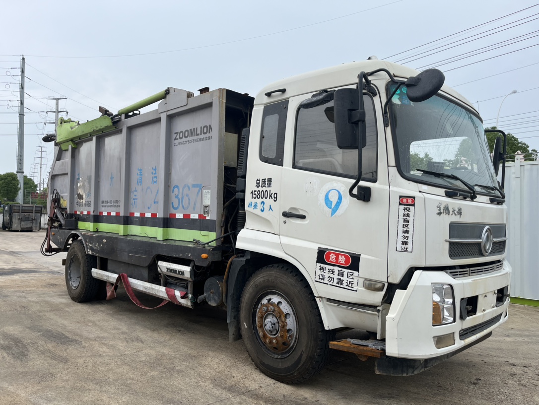 二手中聯無泄露式壓縮垃圾車 2??年份：2018年1月 3??發動機：康機210馬力，國五 4??底盤配置：東風天錦底盤，4500軸距，1000鋼絲胎，六檔變速